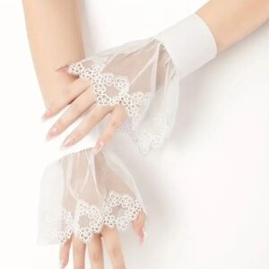 💥FREE with 3/$30 BUNDLE💥 Elegant White Lace Cuffs